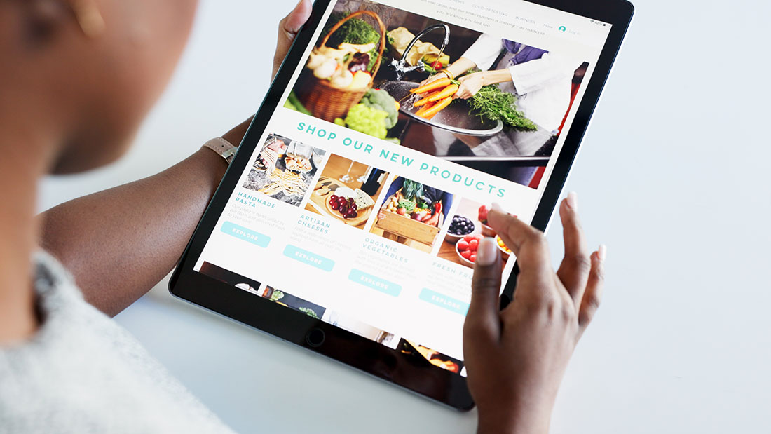 Thiết Kế Website Nhà Hàng Cần Những Gì Để Khách Đặt Bàn Nhiều Hơn 2 Thiết kế website nhà hàng WordPress với hình ảnh món ăn và không gian sang trọng