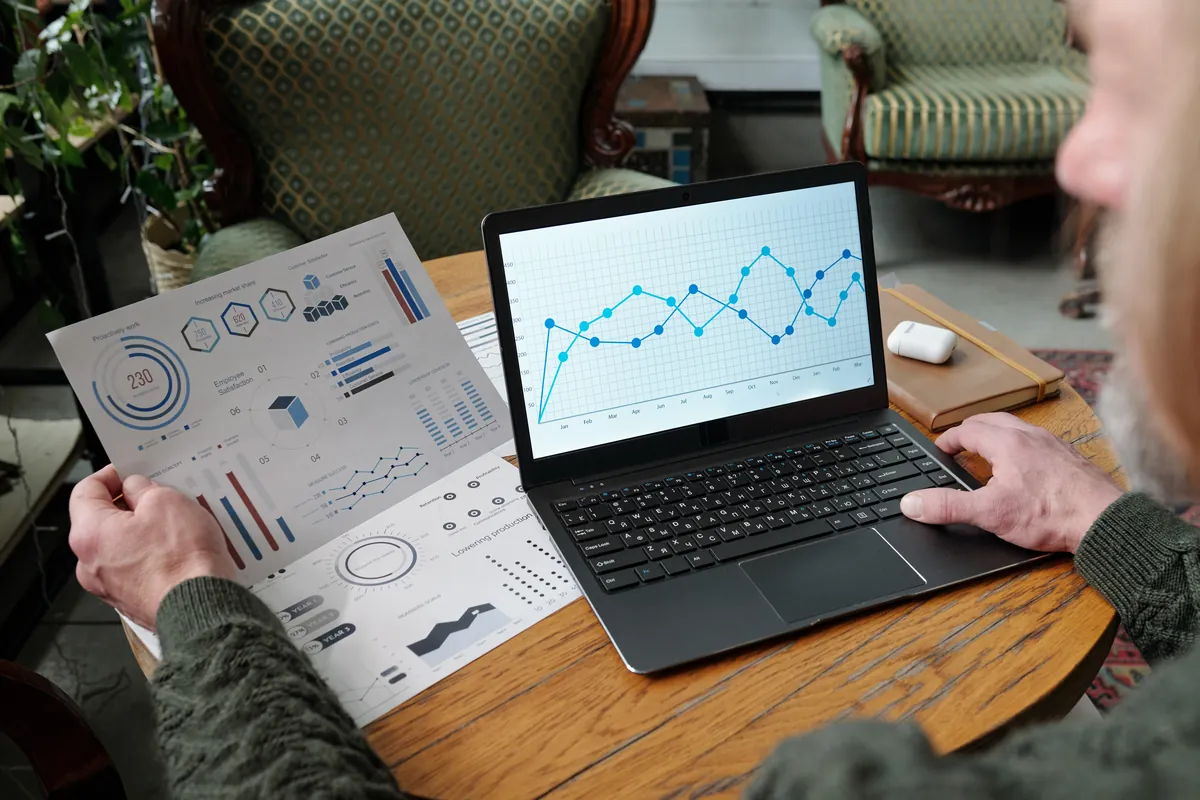Kiểm tra hiệu suất website và dữ liệu kinh doanh trên laptop