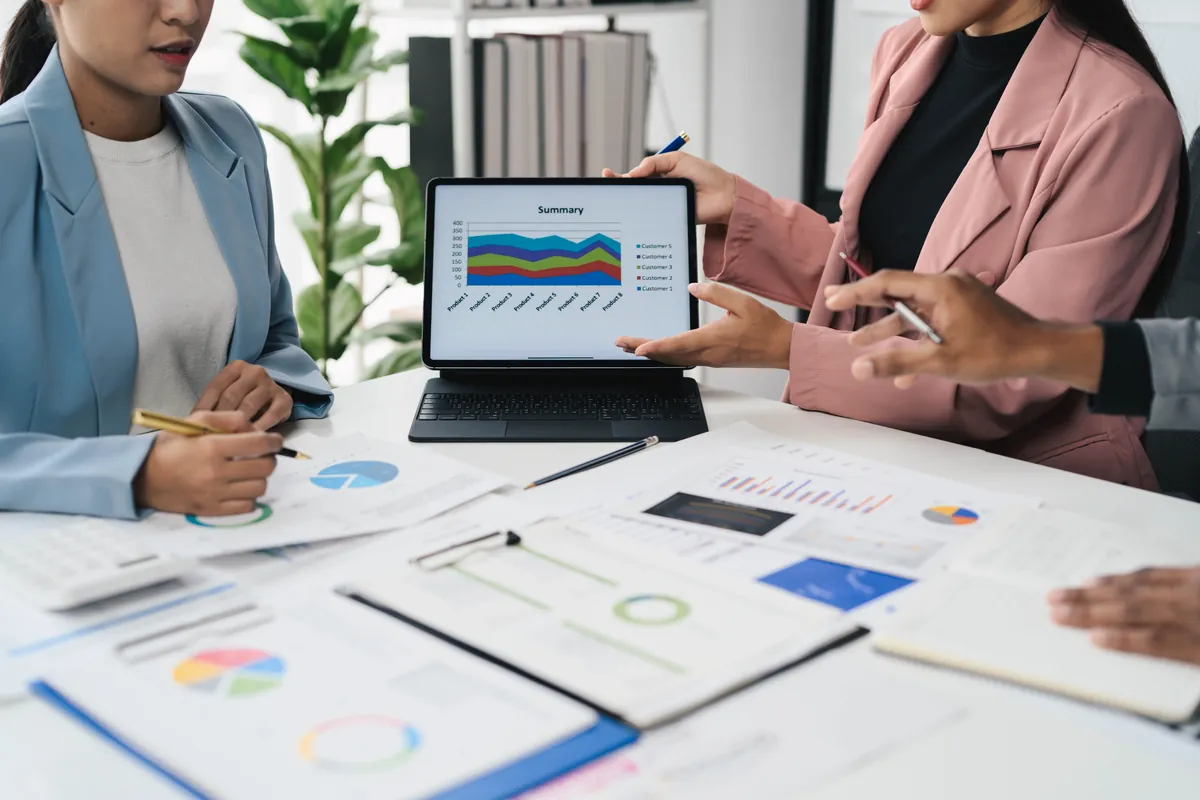 # Dịch vụ SEO giá rẻ có đáng làm không? Những rủi ro chủ doanh nghiệp cần biết 3 Nhóm kinh doanh phân tích chi phí và hiệu quả trước khi đầu tư SEO