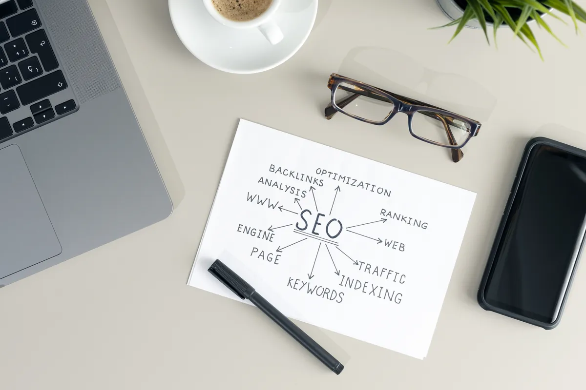 Kế hoạch SEO từ khóa trên bàn làm việc với ghi chú và dữ liệu