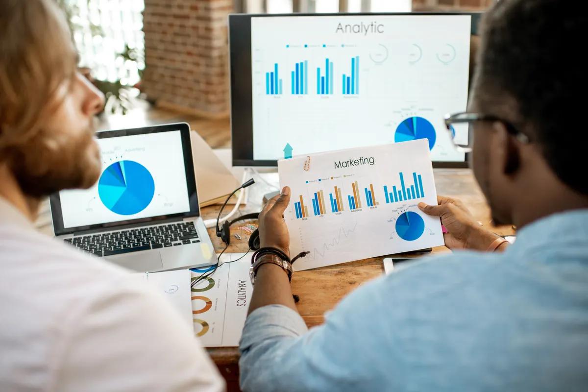 # Công ty SEO uy tín: 9 tiêu chí chọn đối tác không làm mất tiền oan 3 Nhóm marketing phân tích dữ liệu trước khi đề xuất kế hoạch SEO