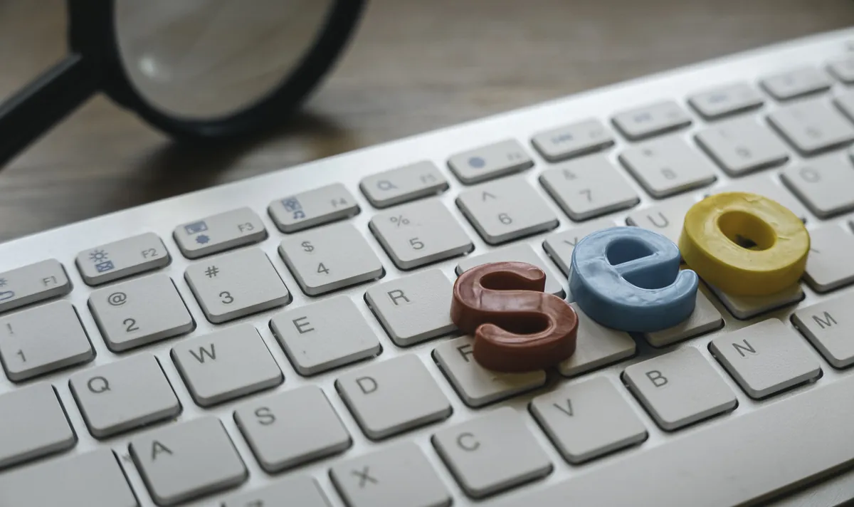 Từ khóa SEO trên bàn phím thể hiện mục tiêu tăng thứ hạng Google