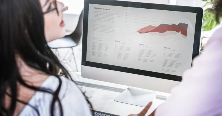 Nhóm marketing phân tích chiến dịch Google Ads và website