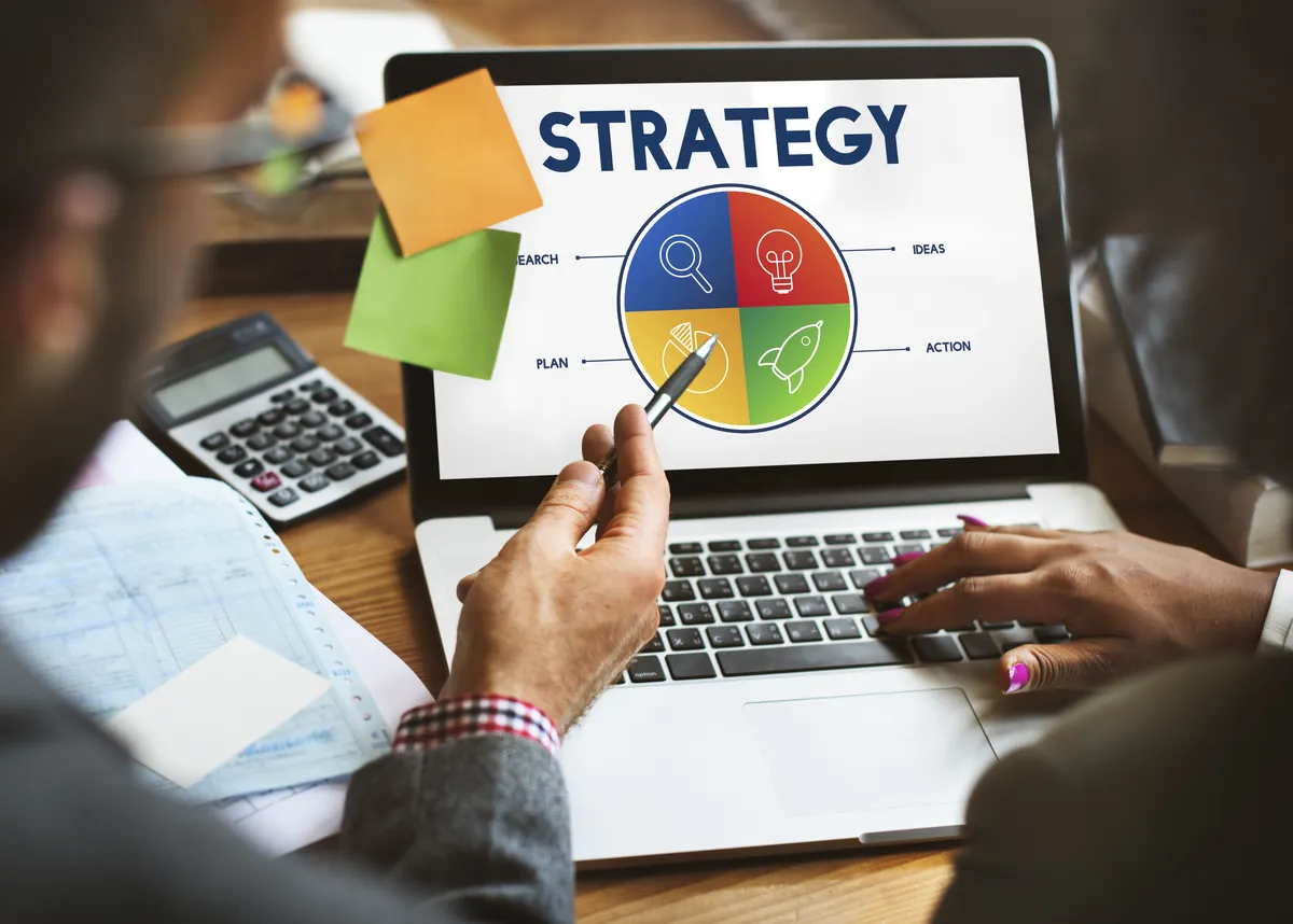 Nhóm doanh nghiệp xây chiến lược SEO dài hạn trên laptop
